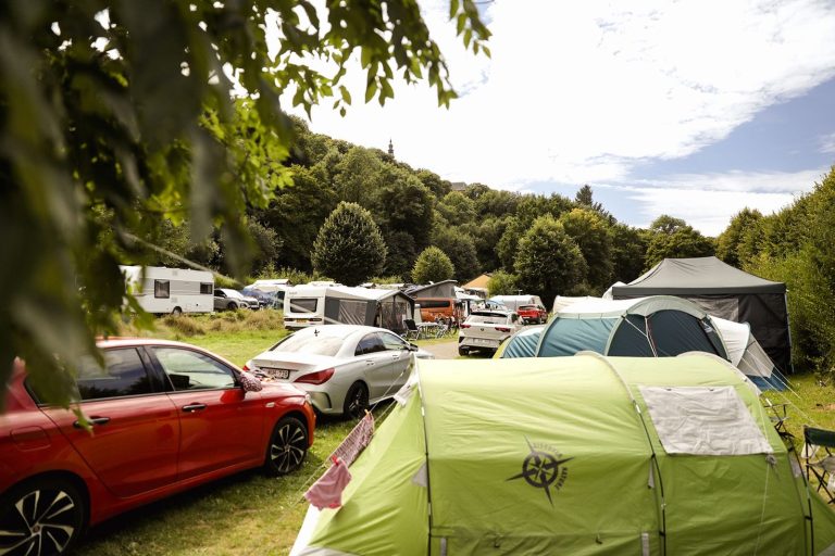 Kampeerplaats in het groen in de Gaume, Camping Le Florenville