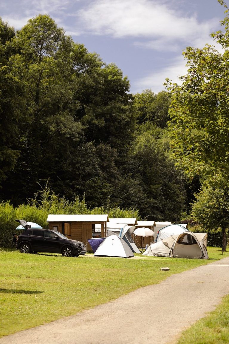 Kampeerplaats in het groen in de Gaume, Camping Le Florenville