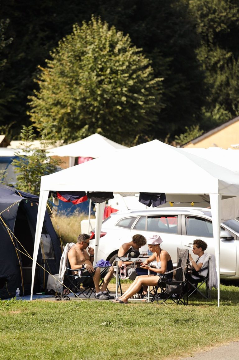 Kampeerplaats in het groen in de Gaume, Camping Le Florenville