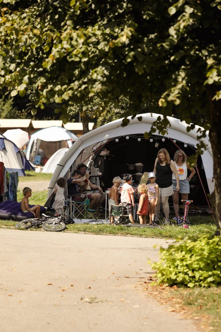 Kampeerplaats in het groen in de Gaume, Camping Le Florenville