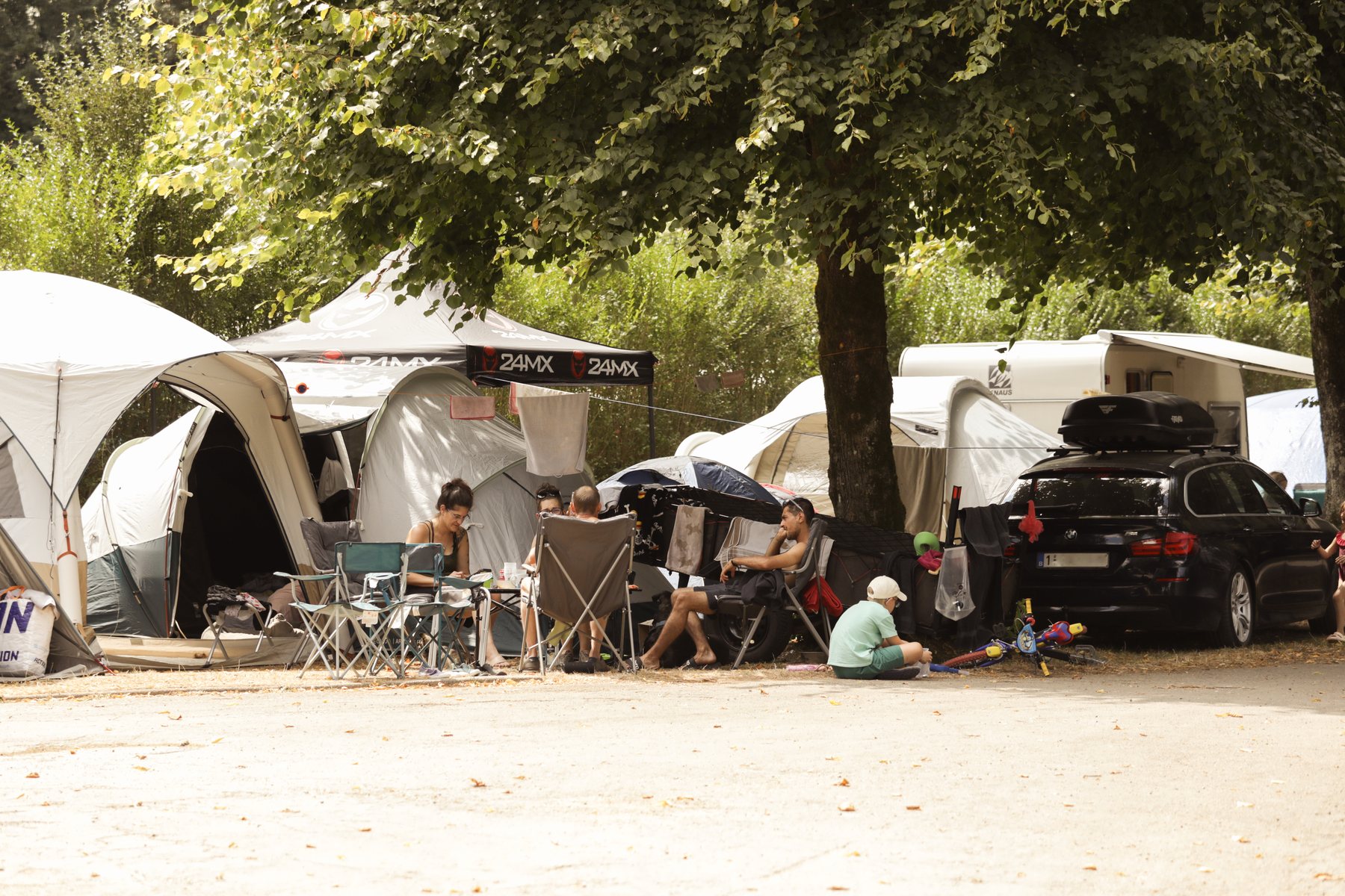 Kampeerplaats in het groen in de Gaume, Camping Le Florenville