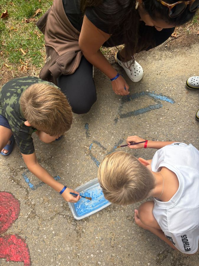 Atelier craies, genoux bleus