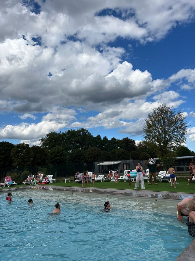 Pendant ce temps, à la piscine…