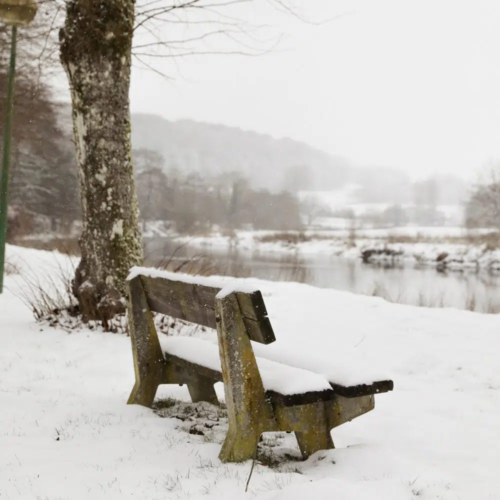 hiver-neige-banc-riviere-camping-florenville
