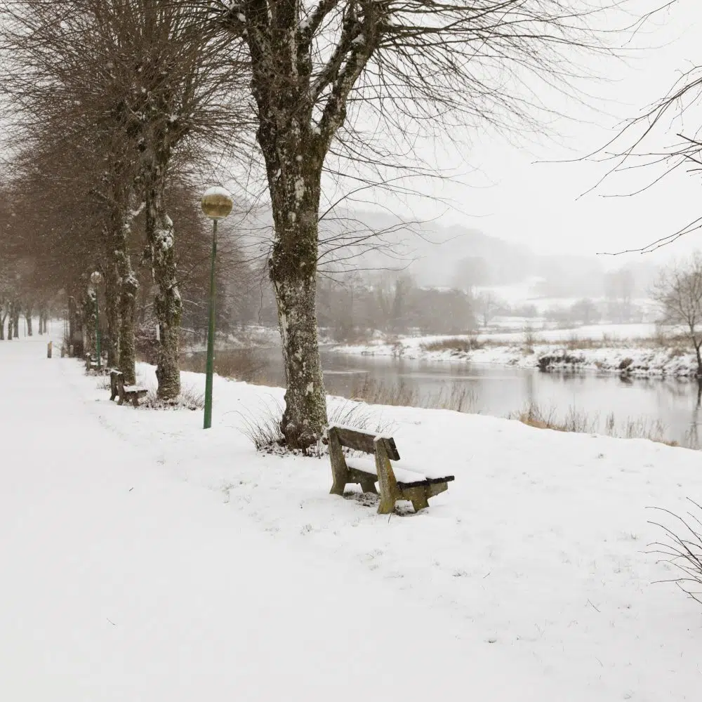 hiver-neige-banc-semois-camping-florenville