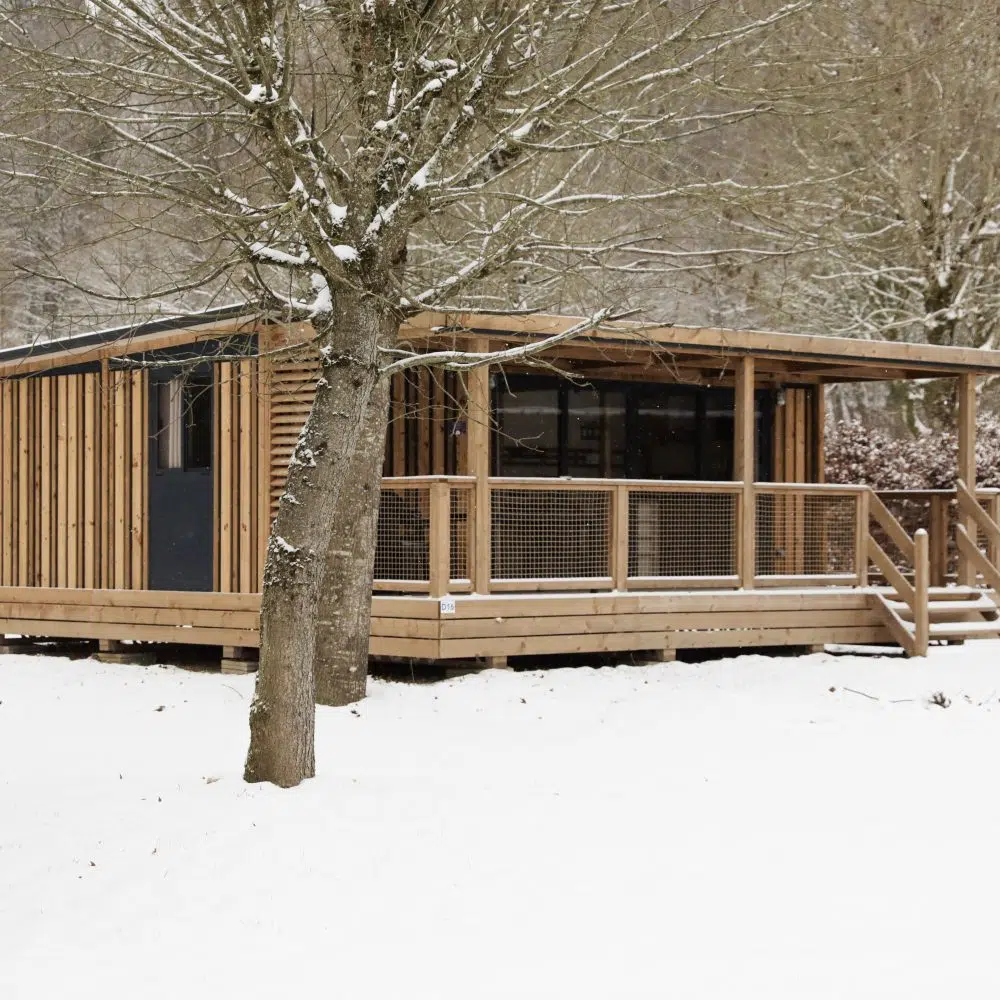 hiver-neige-lodge-bois-camping-florenville