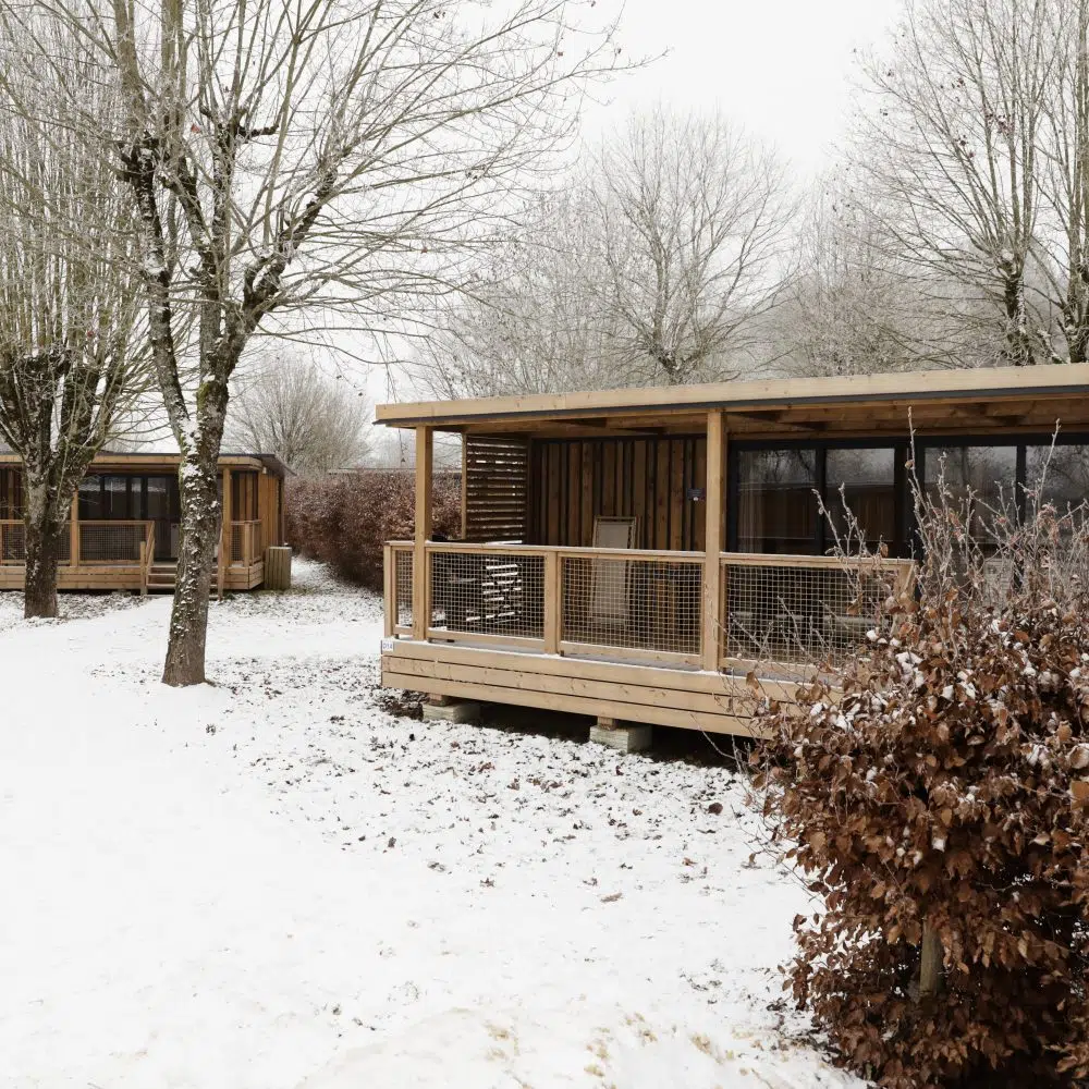 hiver-neige-lodge-terrasse-camping-florenville