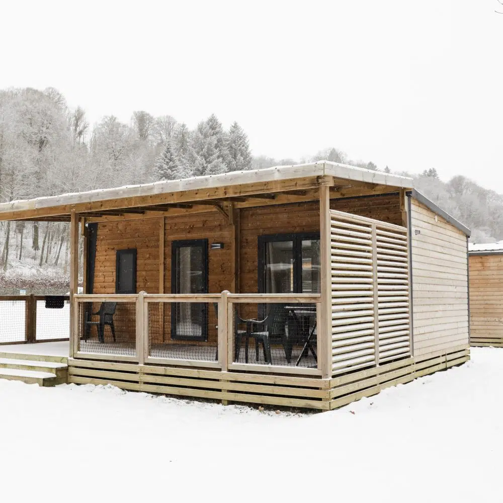 hiver-neige-lodge-terrasse-couverte-camping-florenville