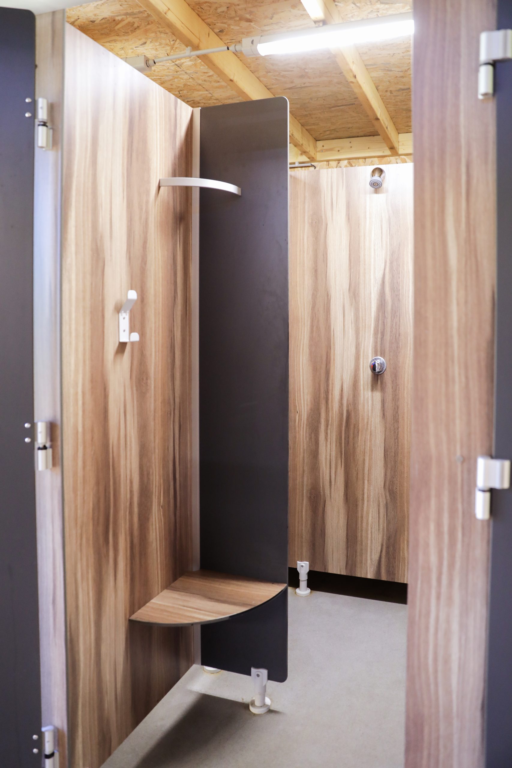 Sanitaires neufs du Camping Le Florenville : douche spacieuse