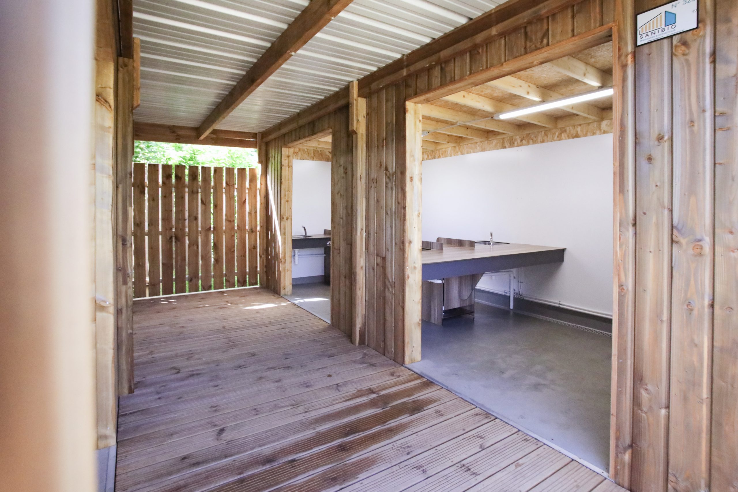 Sanitaires neufs du Camping Le Florenville : la coursive en bois